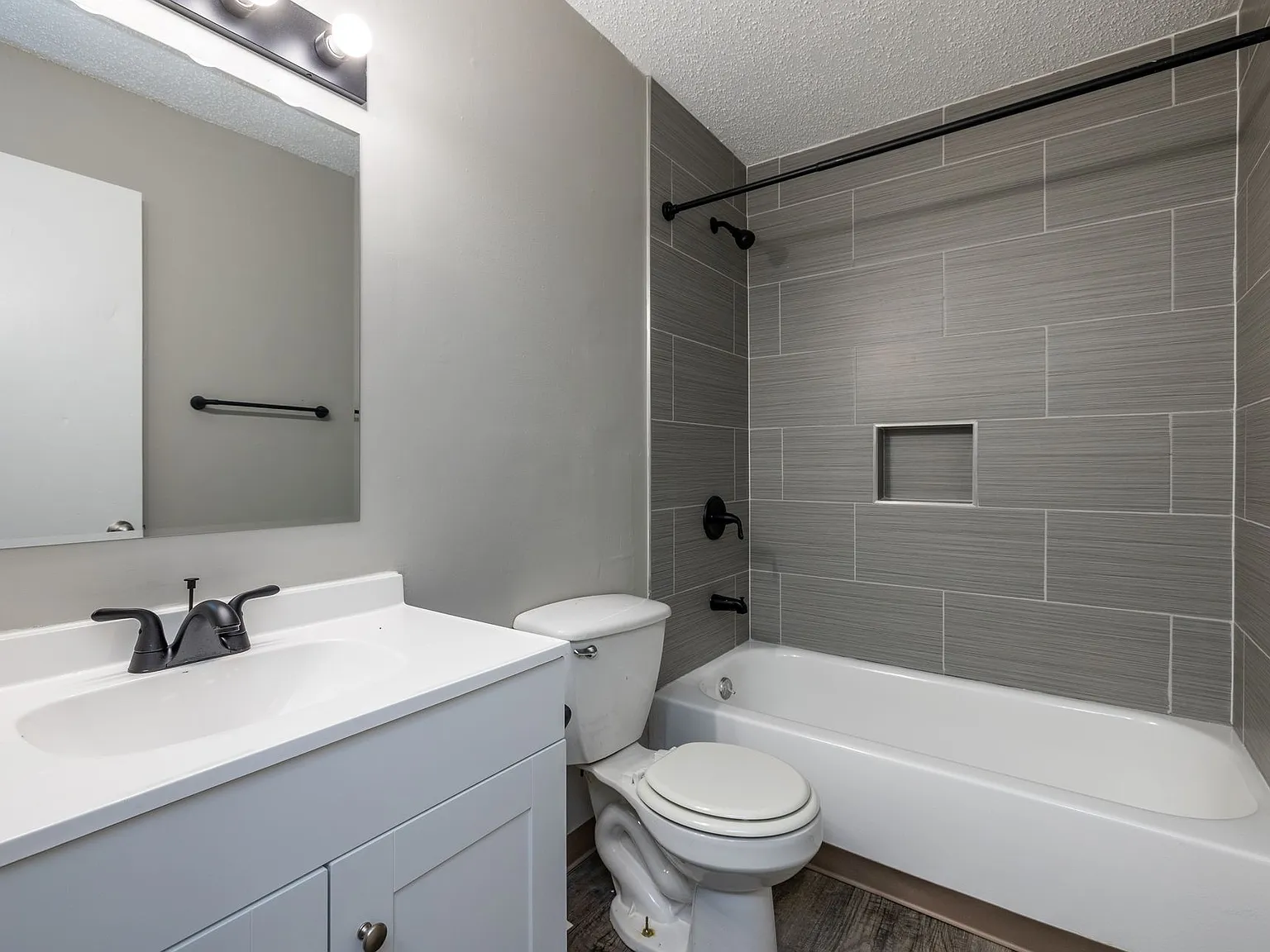 Emerald Hills Apartments — Photo 2