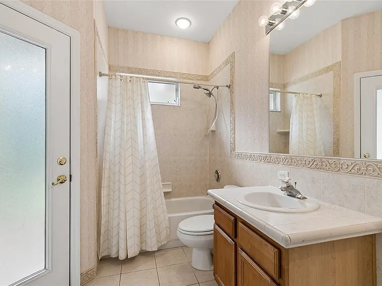 2204 Elizabeth Way — Photo 9