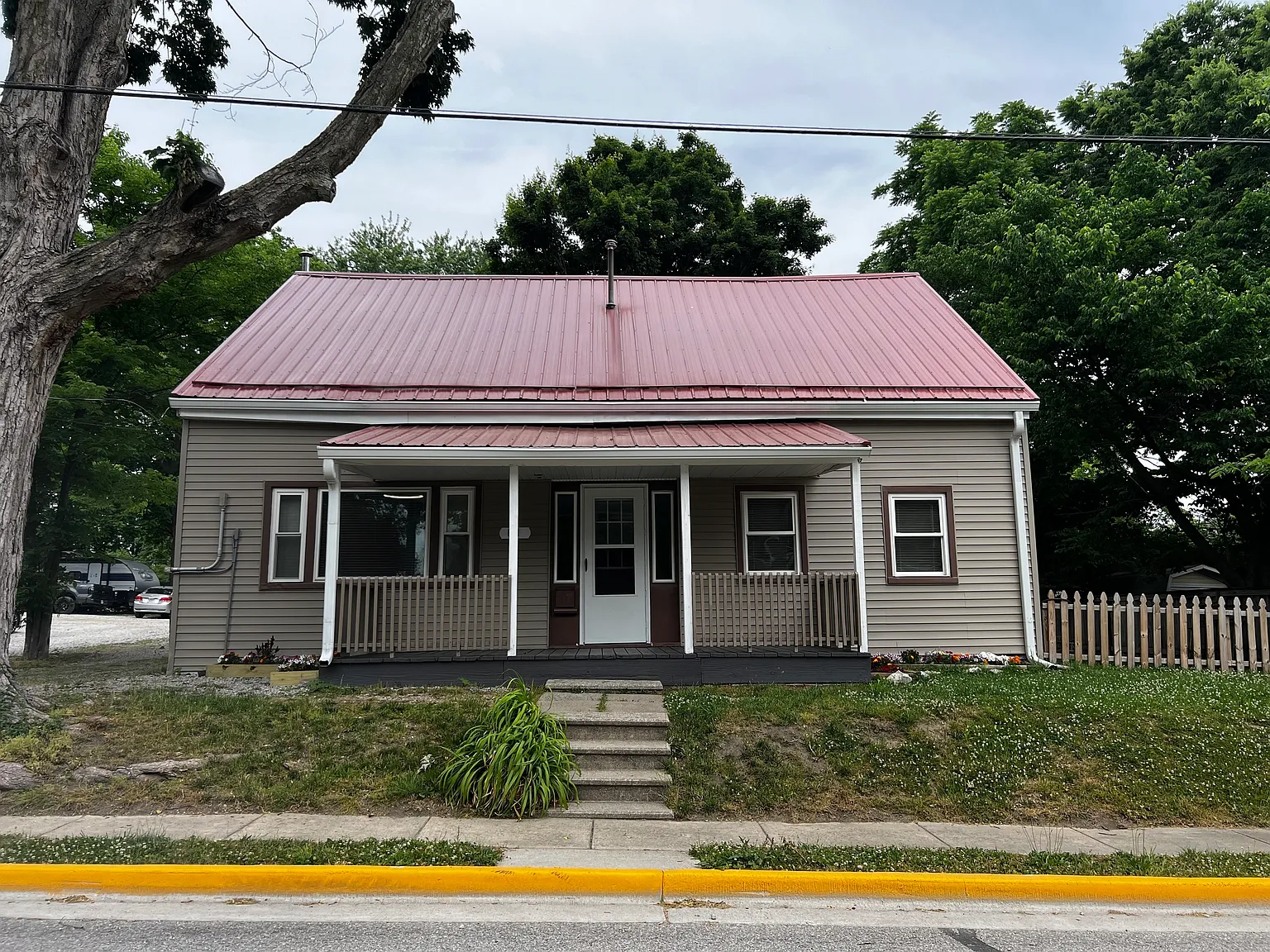 611 Howard St photo 1