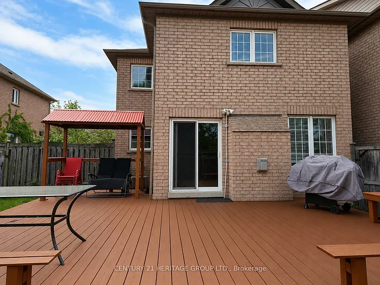 44 Starr Cres — Photo 2