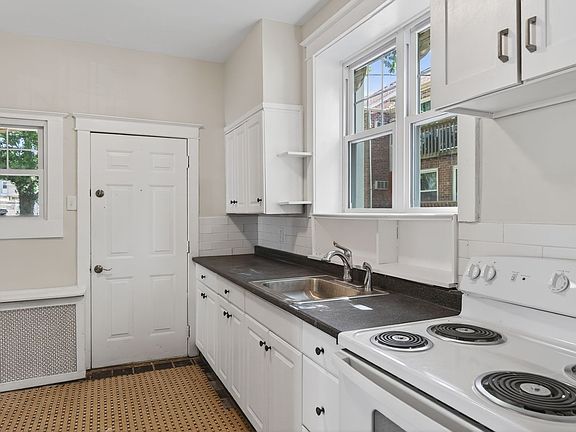 5th image of 332 W Washington St Floor 1