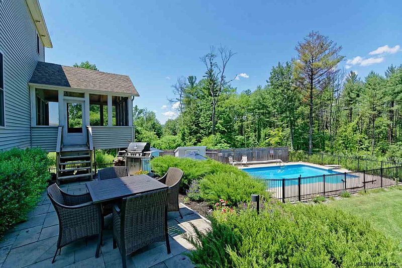 3rd image of 19 RIDGE VIEW Drive