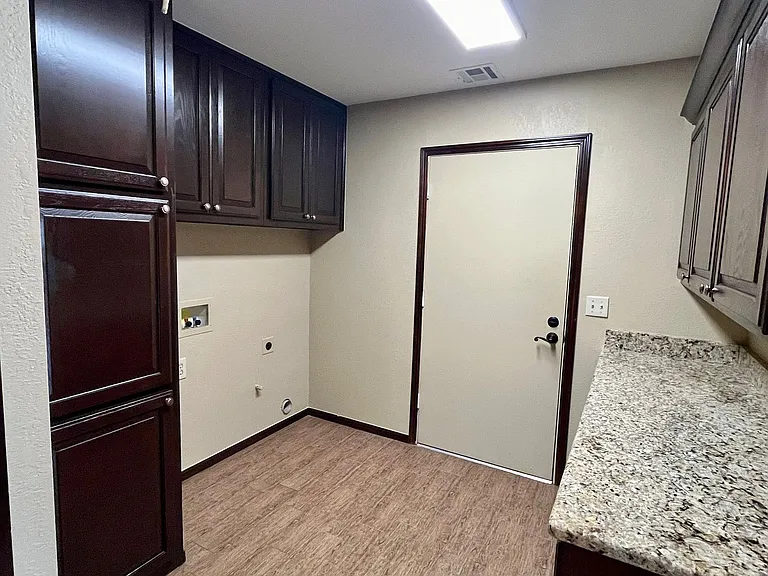 229 E Lincoln Ave — Photo 9
