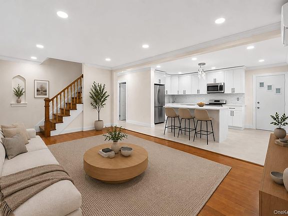 4th image of 1588 Woodstock Street
