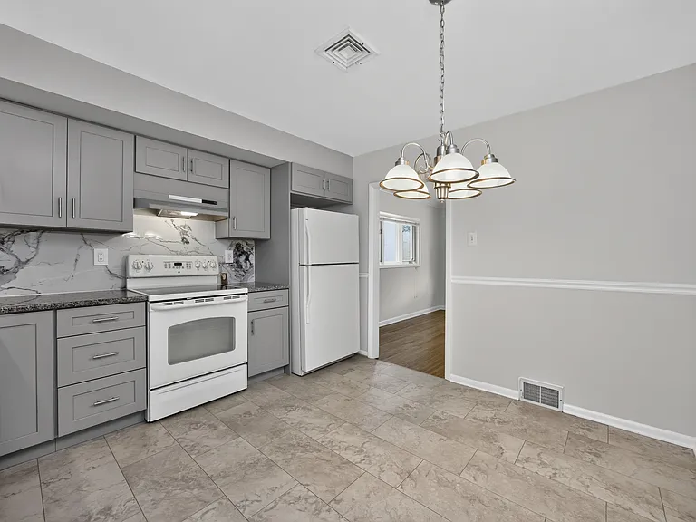527 Oriole Dr — Photo 4