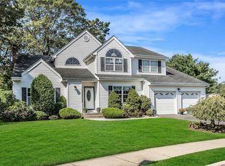 114 Paul Dr, Holbrook, NY 11741