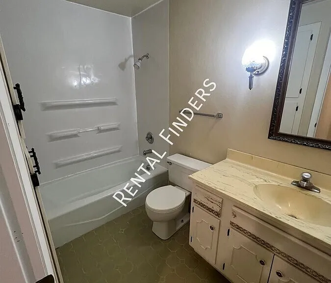 1830 August St #11 — Photo 8