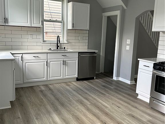 3rd image of 2438 Diehl Ave