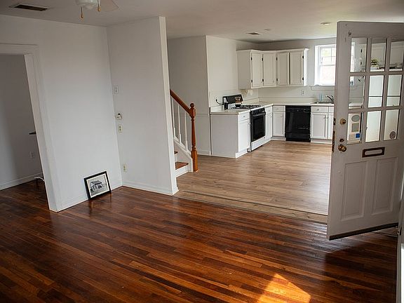 4th image of 2129R Spring St