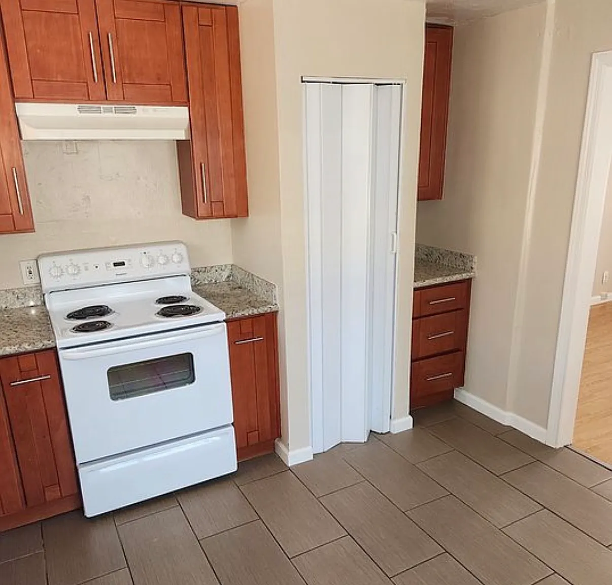 Spring Hill Court Apartments — Photo 1