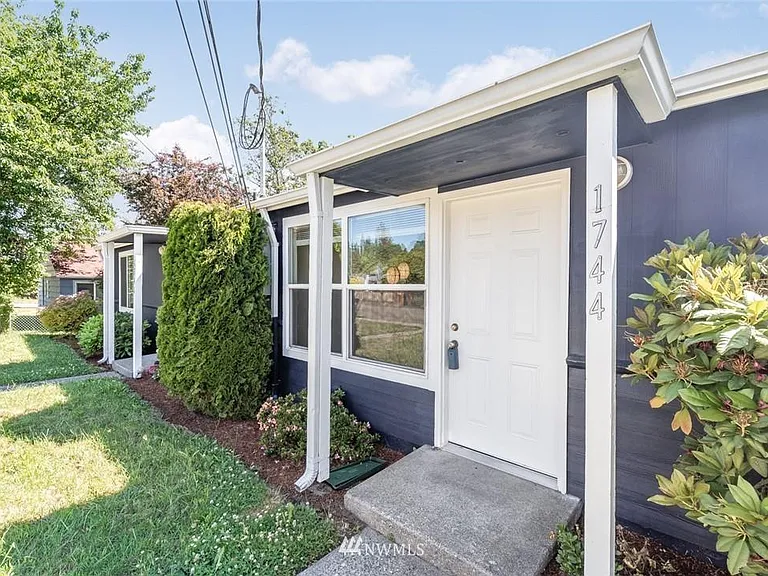 1744 N Rainier Ave — Photo 3
