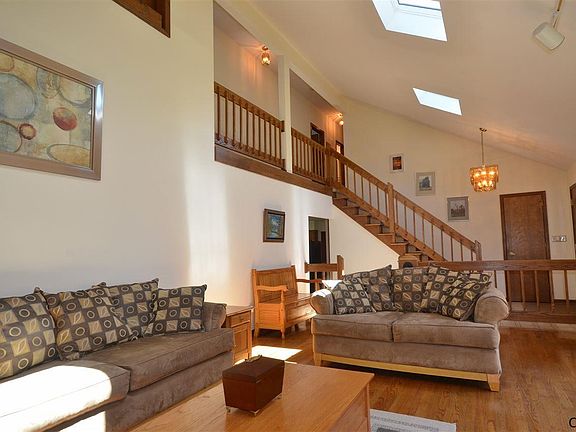 3rd image of 5 Kingswood Dr
