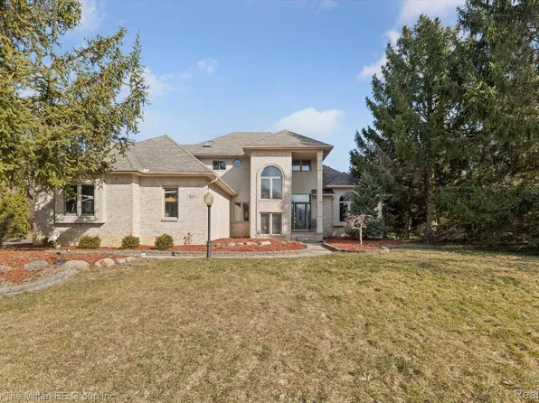 921 Dacea Ct, White Lake, MI 48386