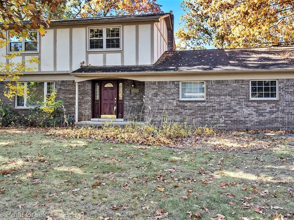 1952 Portlock Ave W, Commerce Township, MI 48382