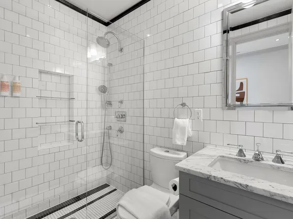 808 Lexington Avenue image 7 of 32