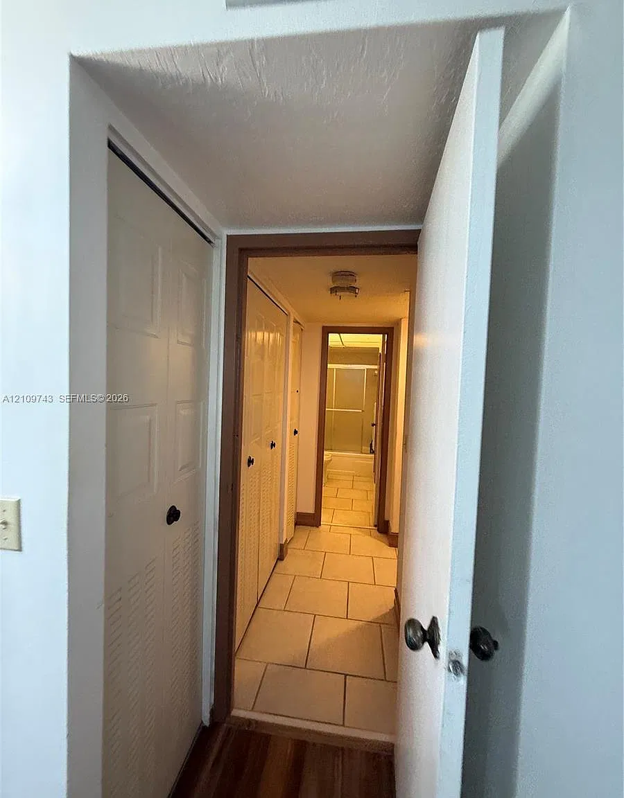 2811 Somerset Dr — Photo 3
