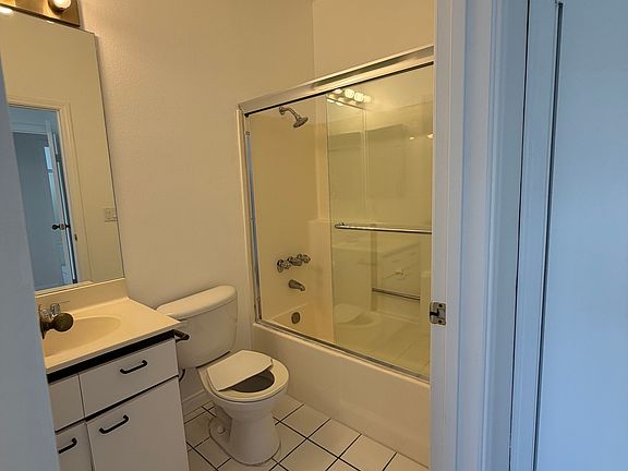 5th image of 923 S Shenandoah St #4
