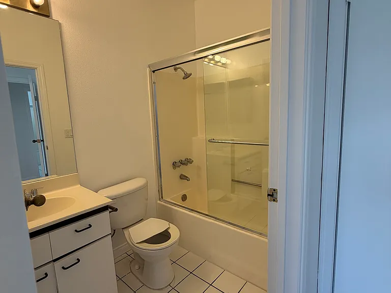 923 S Shenandoah St #4 — Photo 5