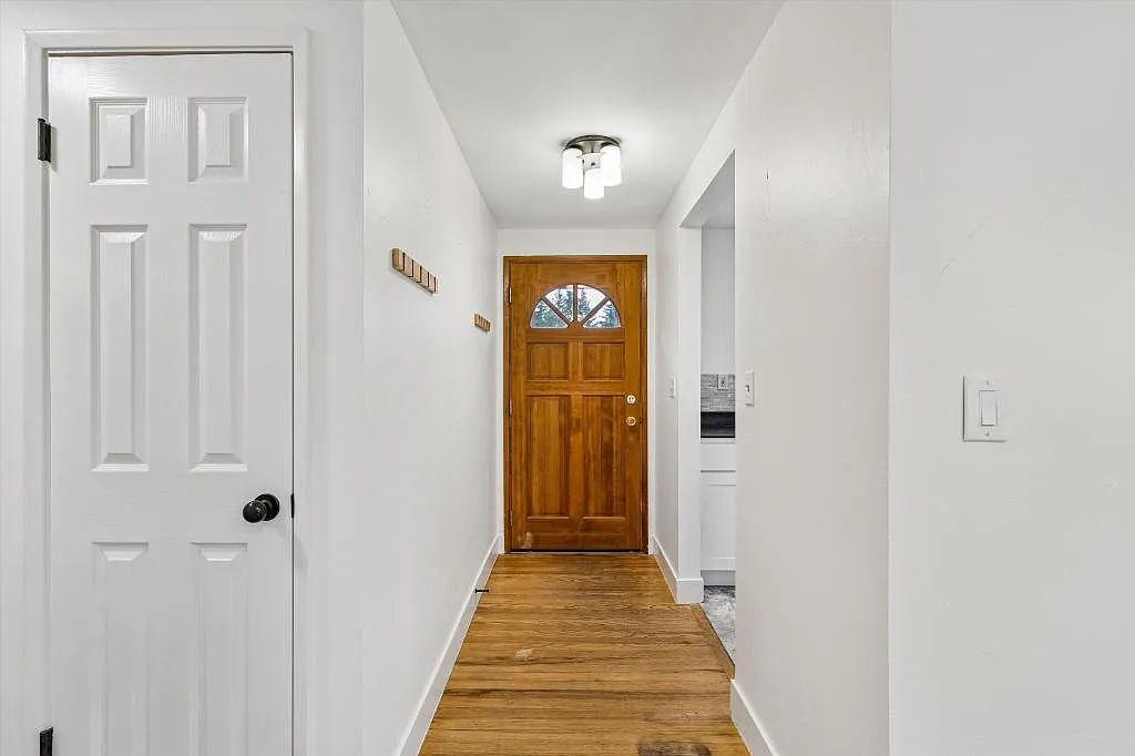Mountlake Terrace 3 Bedroom + Bonus Room w/ Large Backyard - 3 bedrooms + den — Photo 2