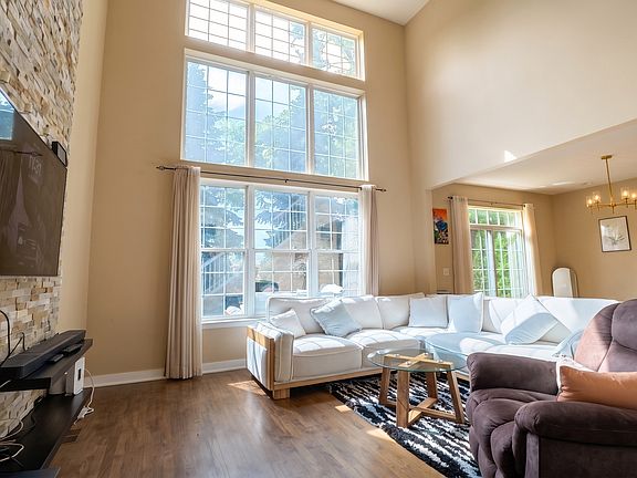 3rd image of 8424 Dawn Ln