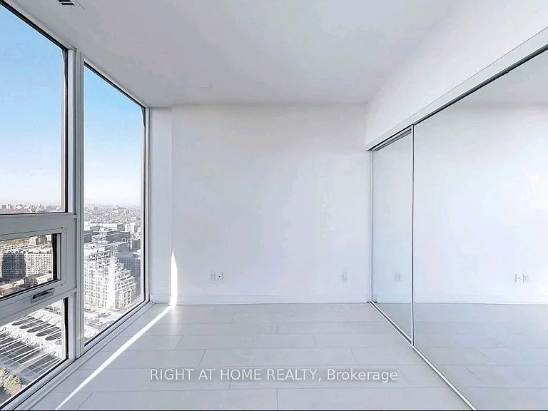 19 Western Battery Rd #Penthouse 11 — Photo 12