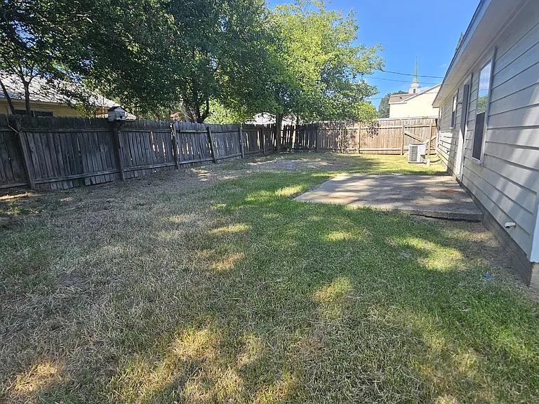 409 E Kerr Ave — Photo 11