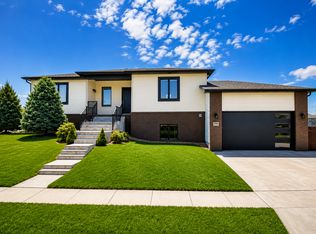 2961 Valley Stream Dr, Lincoln, NE 68516