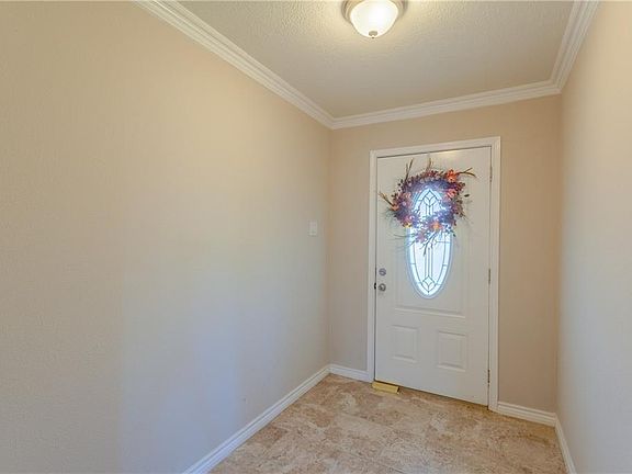 4th image of 1700 Hillcrest Dr