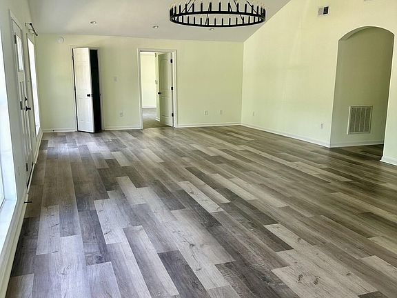 4th image of 209 Elm Rd