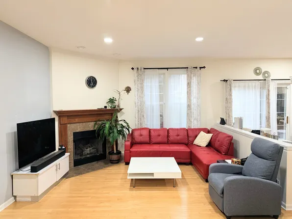 2938 Peachtree Cir, Aurora, IL 60502