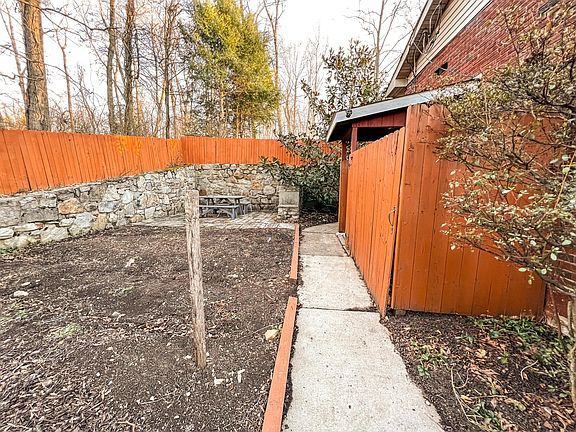 Fenced-in yard/garden and patio with picnic table
