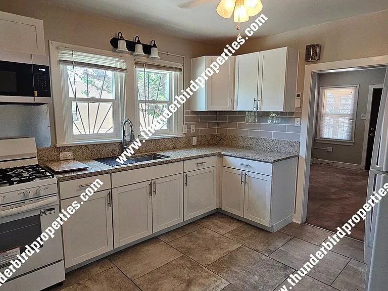 607 Delamar Ave NW — Photo 4