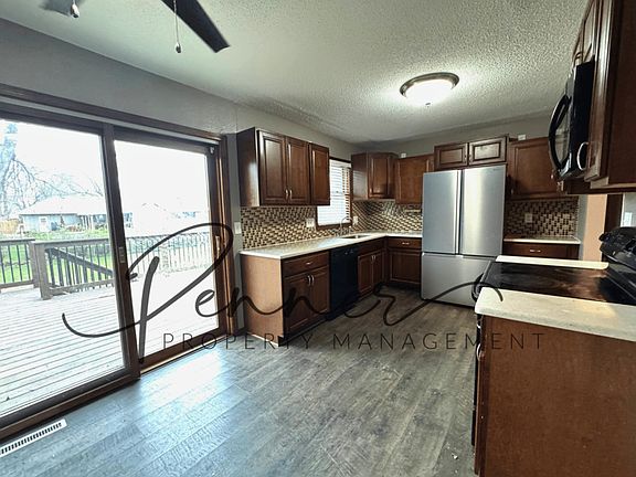 3rd image of 302 SE Brentwood Dr