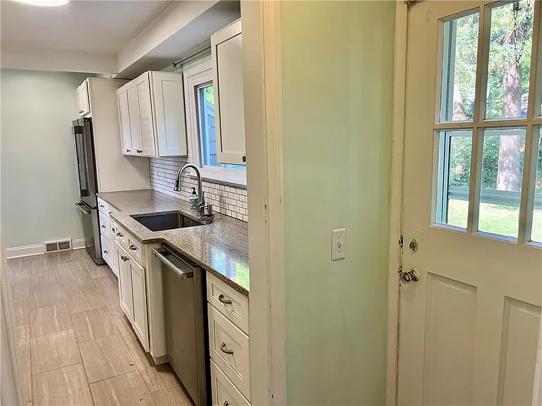 1161 Winton Rd S — Photo 8