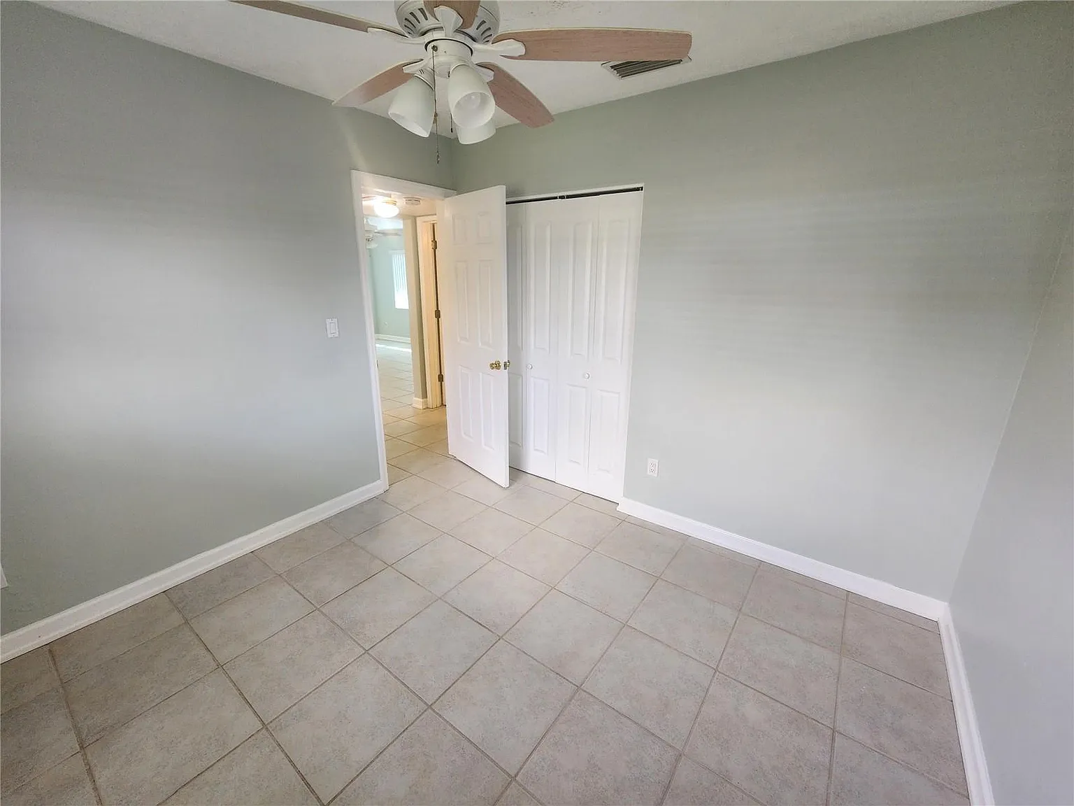 4 bed, 1200 sqft, $2,600 — Photo 4