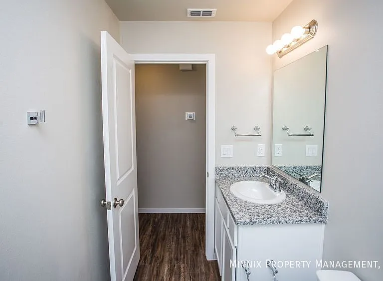 2035 Kenwood Ave — Photo 29