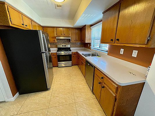 5th image of 30 Bradley Ct #B