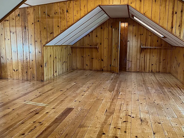 Upstairs Bedroom/Loft