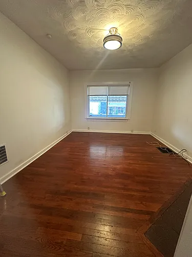 637 Collins Ave Photo 1