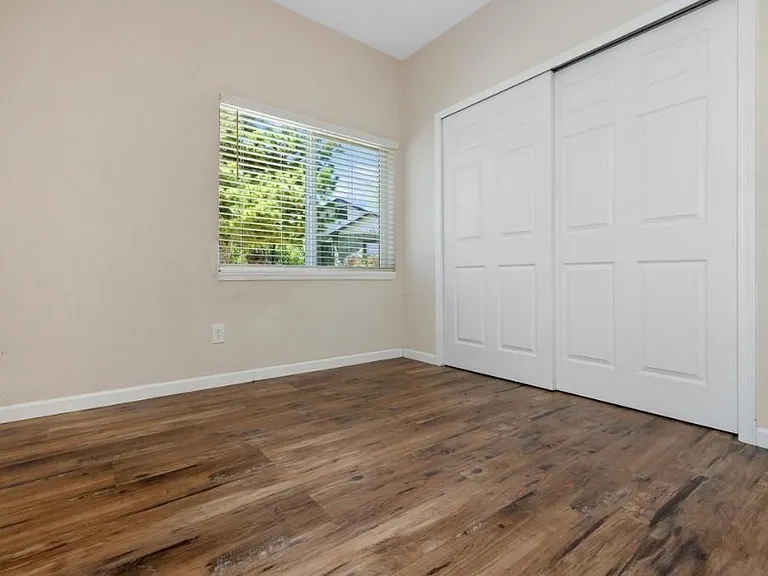 704 Hermosa Dr — Photo 3