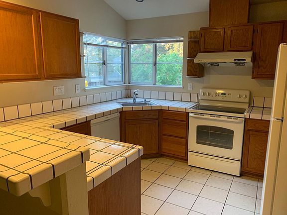 Large kitchen with lots of cabinets and drawers
