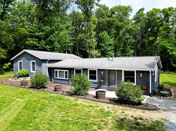 10602 E Iroquois Rd, Walkerton, IN 46574
