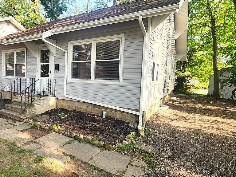 120 E School St — Photo 1