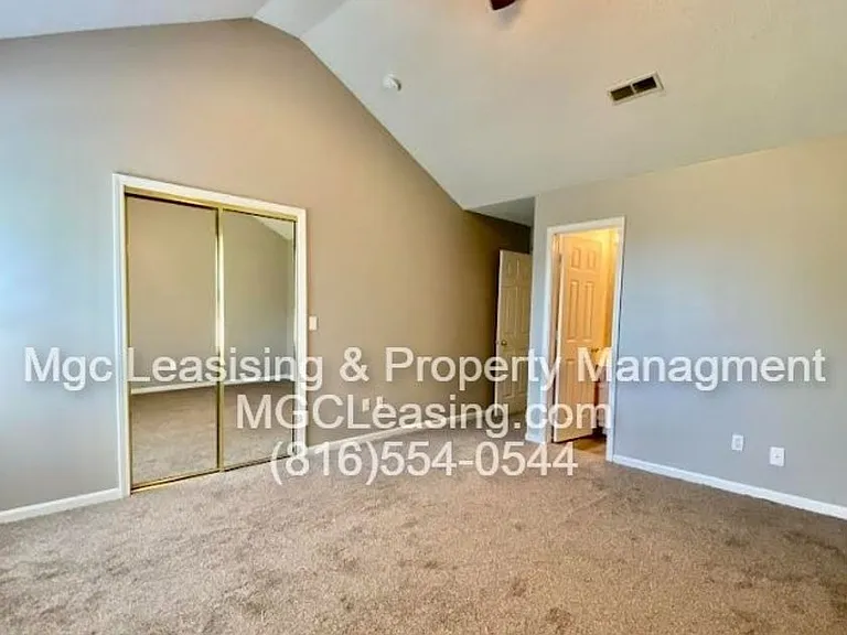 1012 NE Whispering Winds Ct — Photo 11