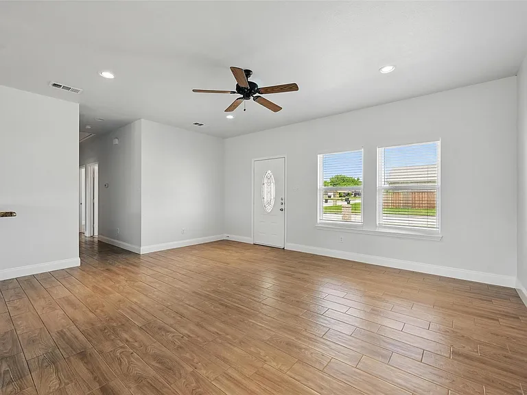 4909 Jefferson St — Photo 2