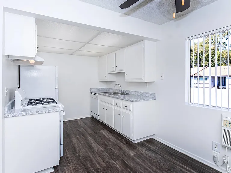 Buena La Vista Apartment Homes — Photo 34