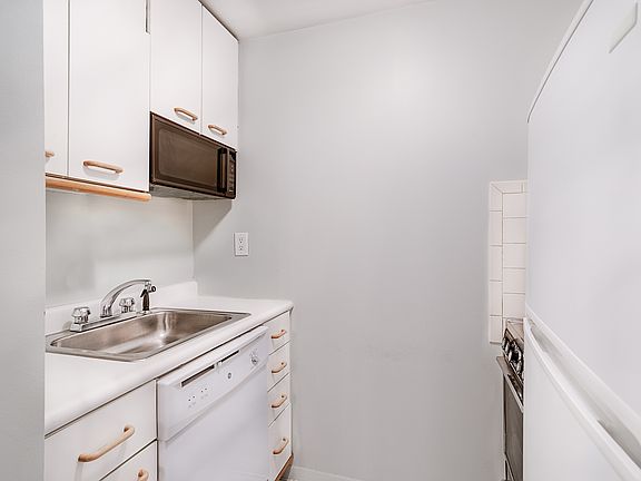 4th image of 350 W 50th St #4EEE