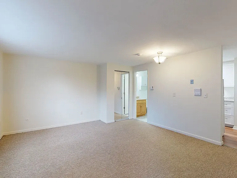 Studio- bright, spacious