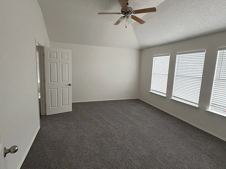 1415 Vanderbilt Ln — Photo 15