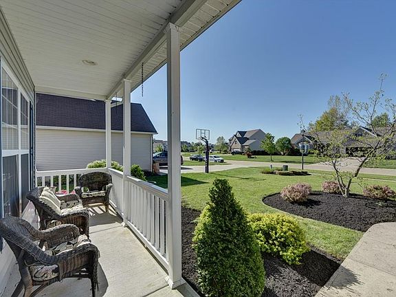 4th image of 39133 Arlington Dr